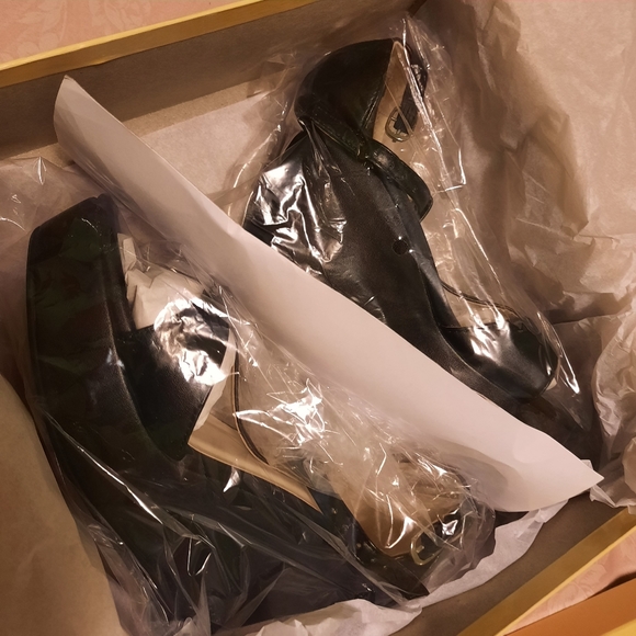 Cinderella of Boston Sandals Size 4 Wide - Picture 2 of 3